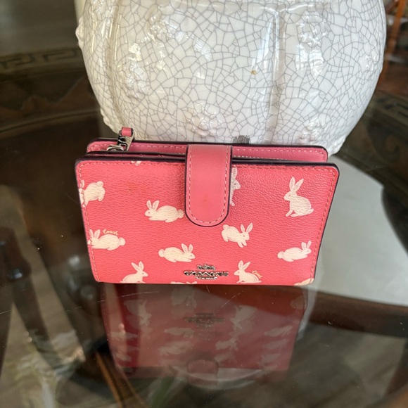 ❤️‍🔥❤️‍🔥COACH MEDIUM CORNER ZIP WALLET WITH BUNNY SCRIPT PRINT!❤️‍🔥❤️‍🔥 - Picture 1 of 8